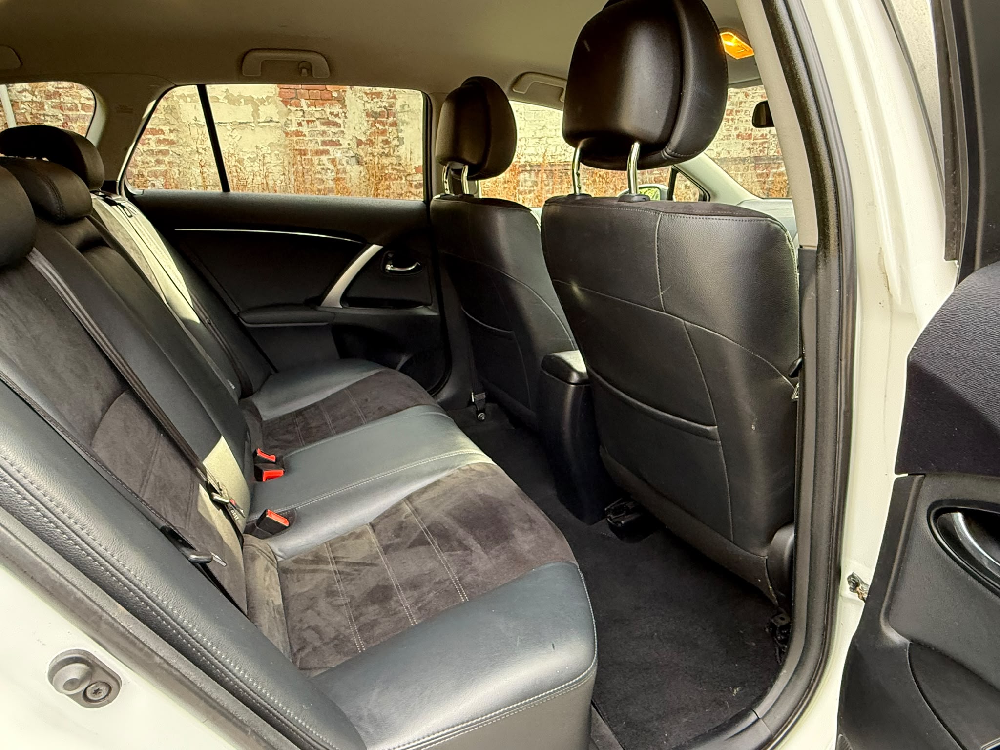 Toyota Avensis side view