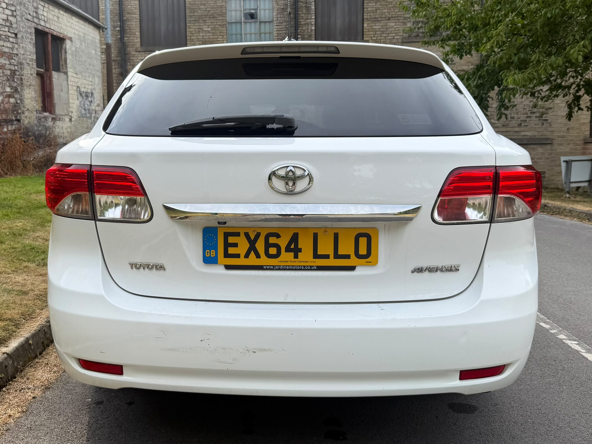 Toyota Avensis front