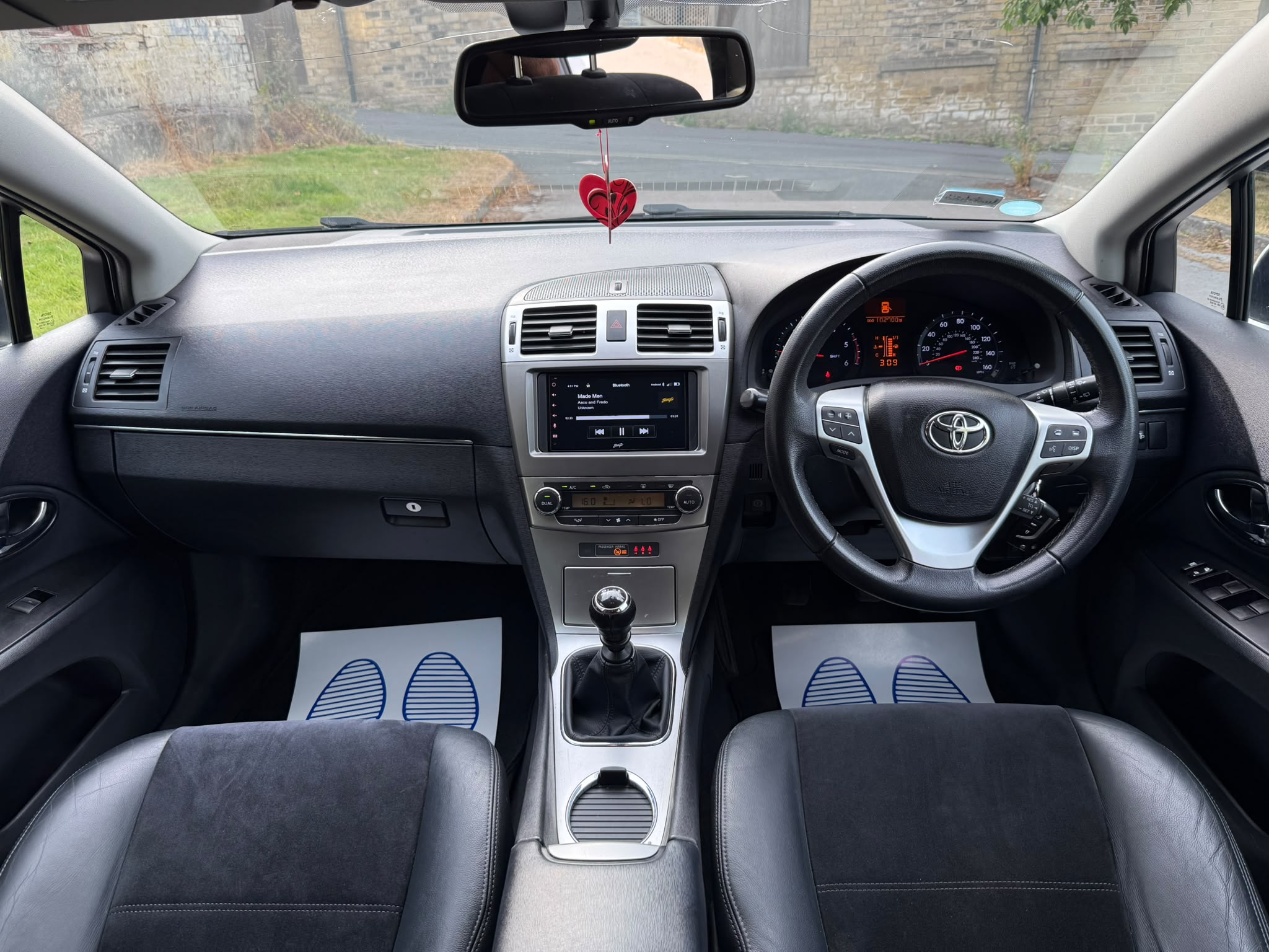 Toyota Avensis rear interior