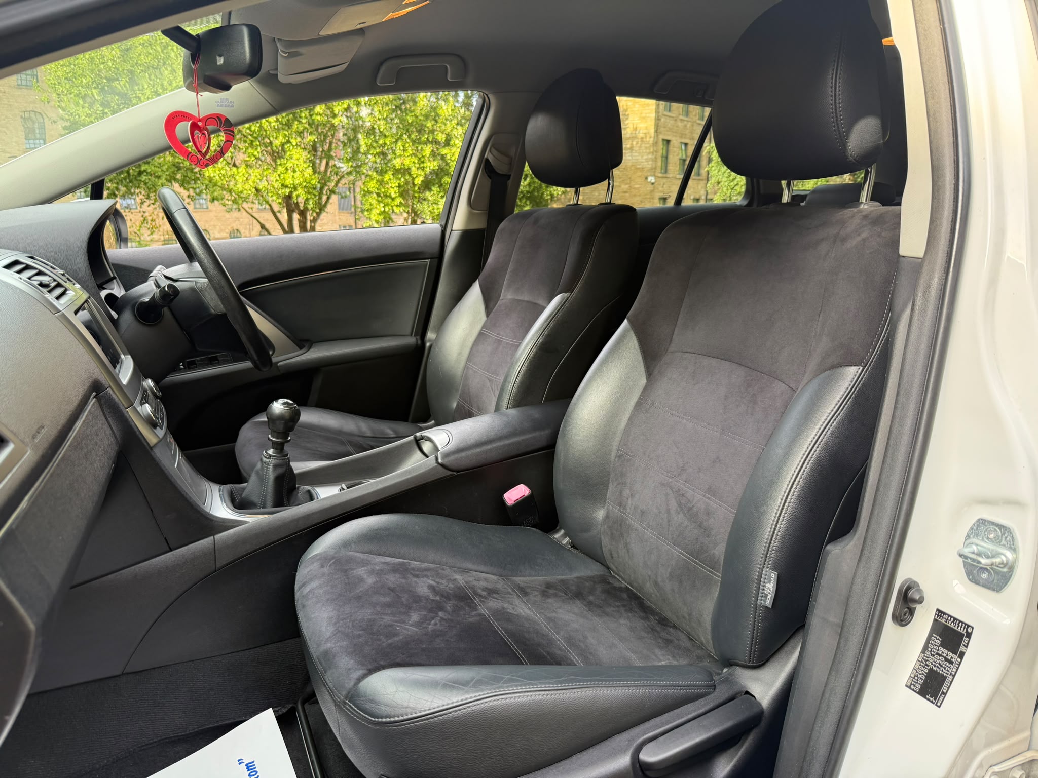 Toyota Avensis interior controls